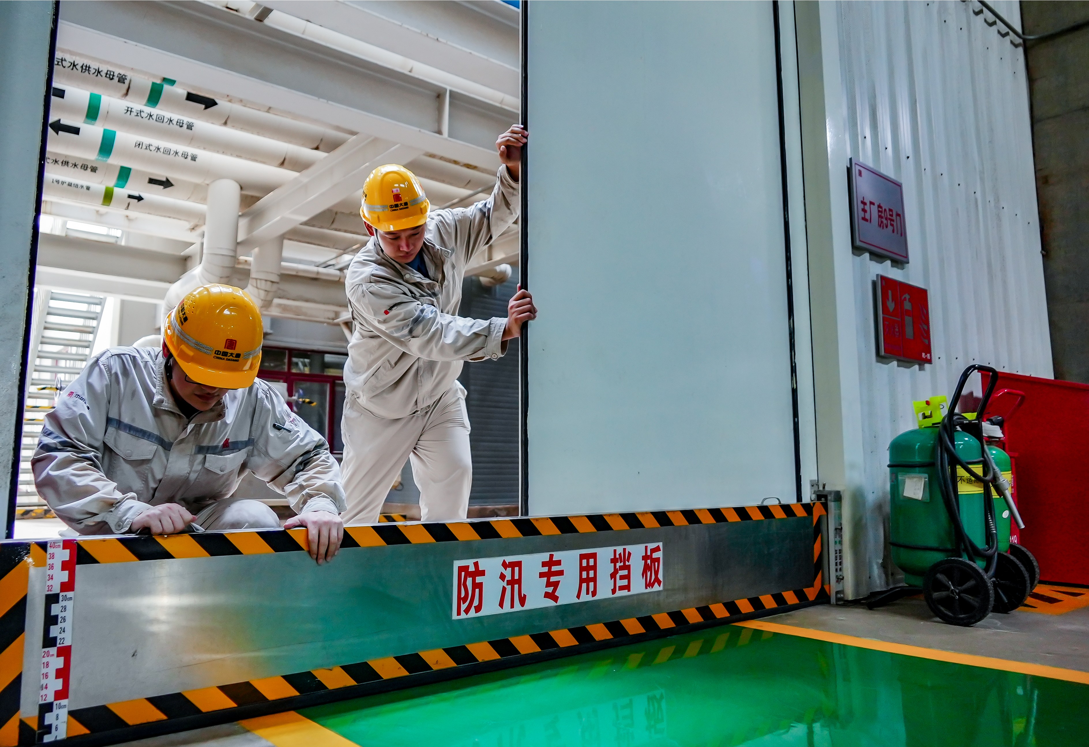 1722907249683081076.jpg HSL09872运行职员巡视防汛物资 (5)_副本.jpg