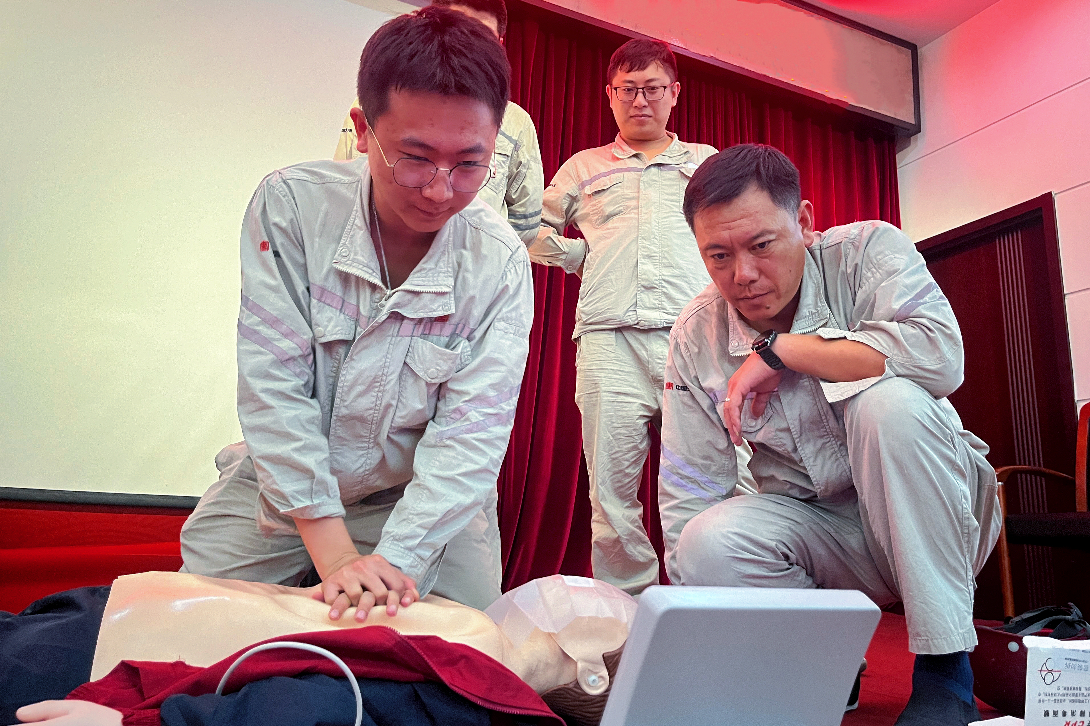 1725859344381022827.jpg 【现场风范】丰润热电公司:“黄金四分钟”应急演练开课啦! (1).jpg