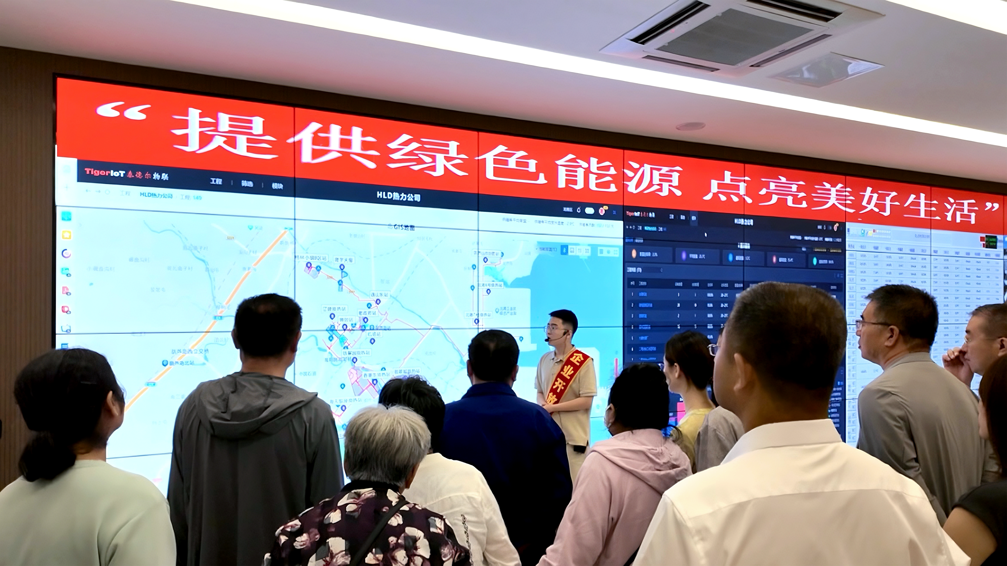 解说员在调理中心先容智慧热网建设情形.png