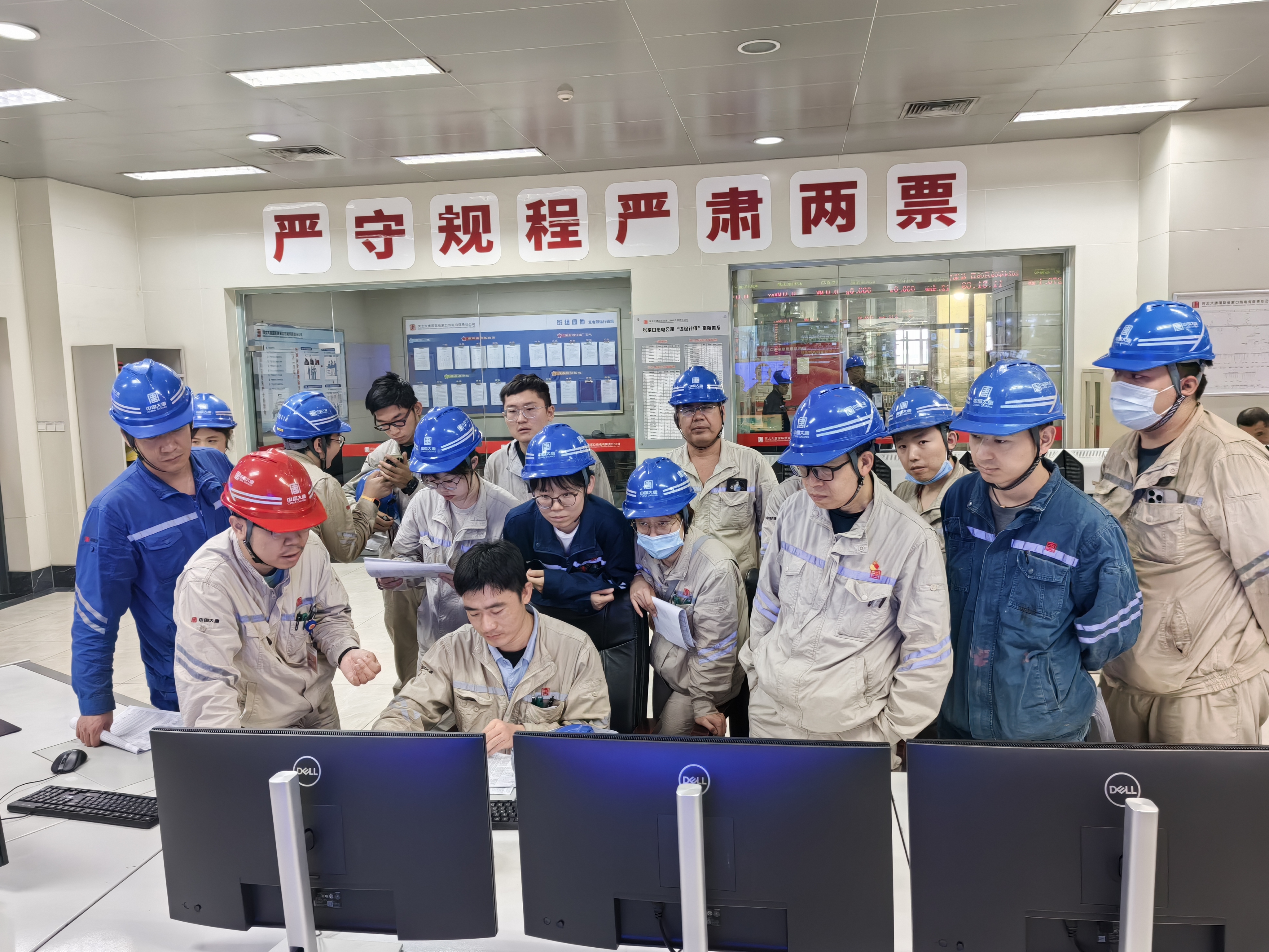 张家口热电公司2号机组DCS系统自控刷新 一次受电后送电后热工职员核对点位 李曼拍摄 （字体：思源黑体）.jpg