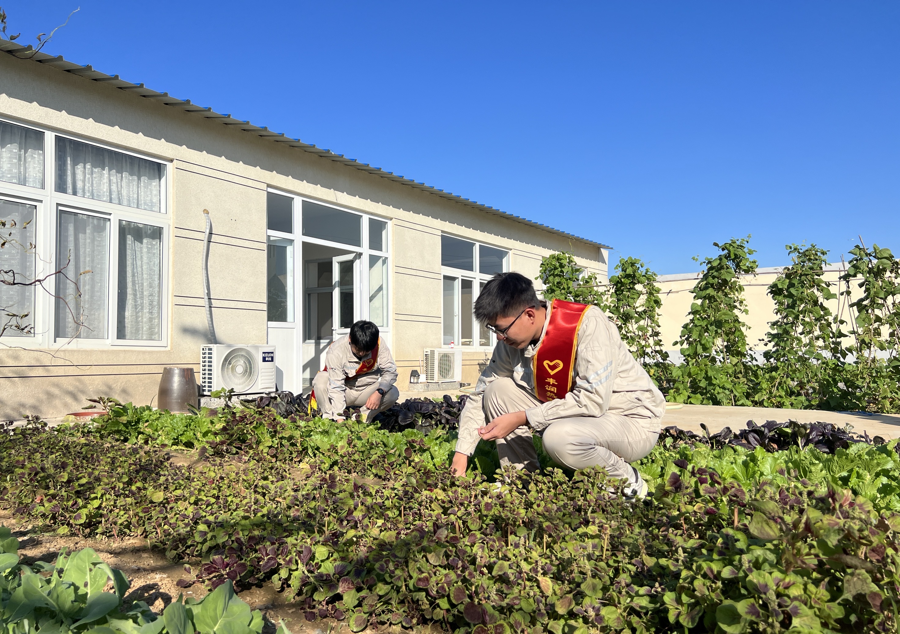 【现场风范】丰润热电公司开展“爱满斜阳 情暖重阳”敬老运动 (1).jpg