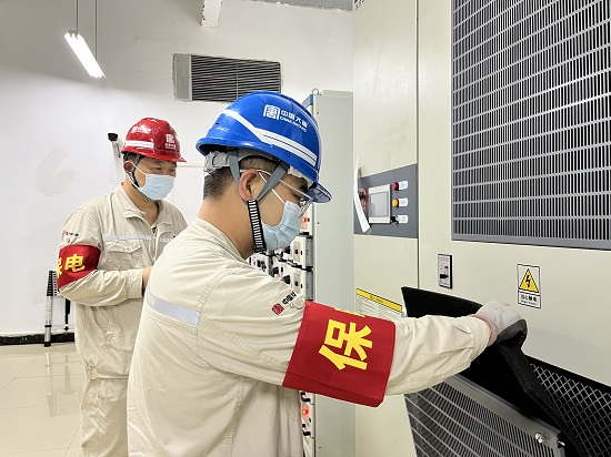 1664161181385091140.jpg ͼ1£ºÄ¥Á·Ö°Ô±ÈÏÕæ¼ì²é×°±¸ÔËÐÐ״̬.jpg