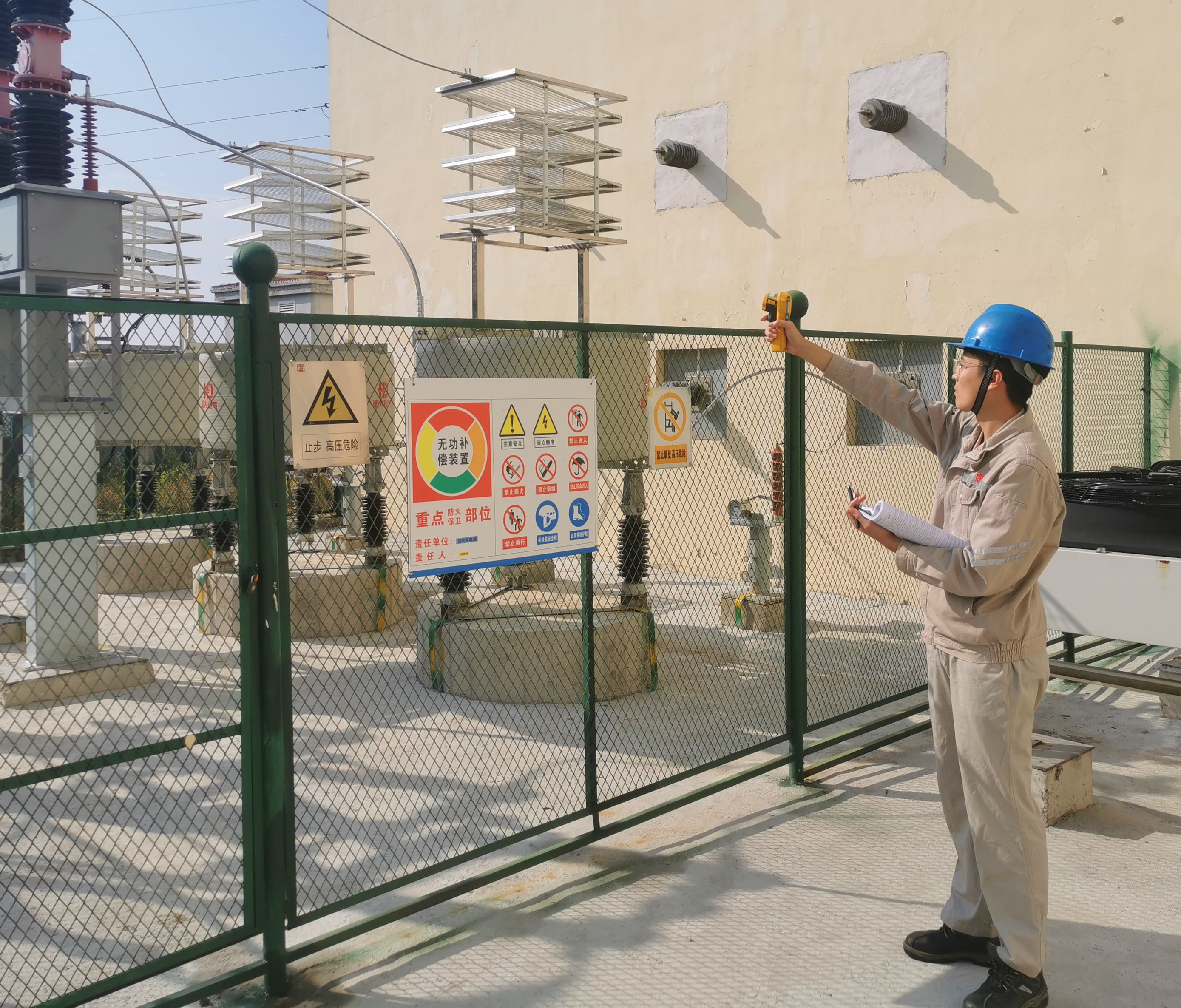 1668044501931093912.jpg 对站内无功赔偿装备巡视检查--拍摄者董学川..jpg